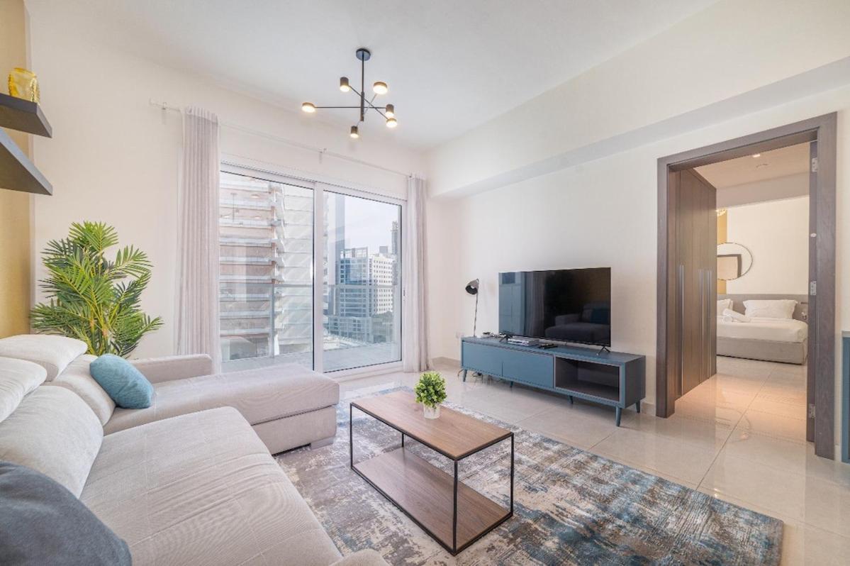 Apartment Luxurious 1-br With Balcony & Views Business Bay Dubai
